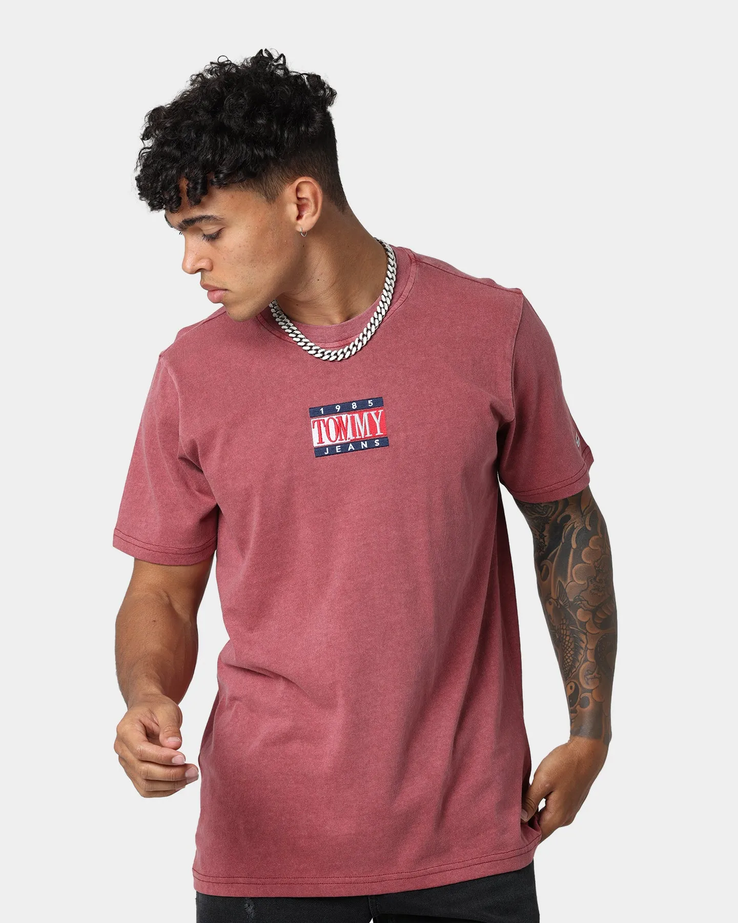 Tommy Jeans TJM Timeless Tommy 1 T-Shirt Bing Cherry