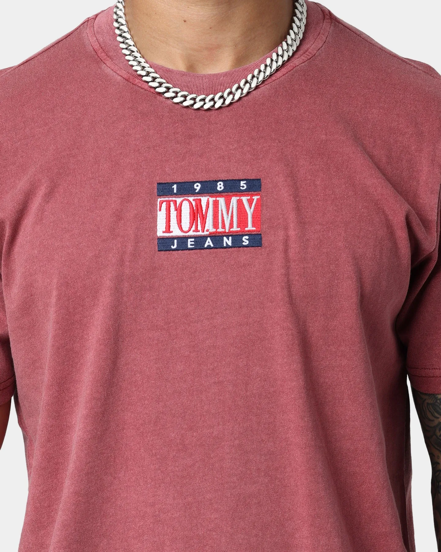 Tommy Jeans TJM Timeless Tommy 1 T-Shirt Bing Cherry